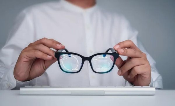 联丰优配 刚刚，台湾发明液晶智能老花镜，可瞬间切换远近焦点